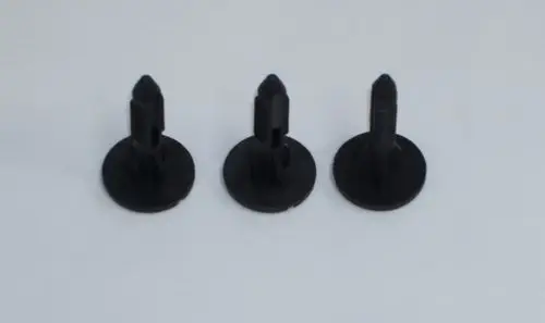 Drei schwarze Kunststoffrundstecker in unterschiedlicher Höhe, die für Montagen oder Befestigungen verwendet werden können, möglicherweise als Zubehör für Produkte von Daikin.